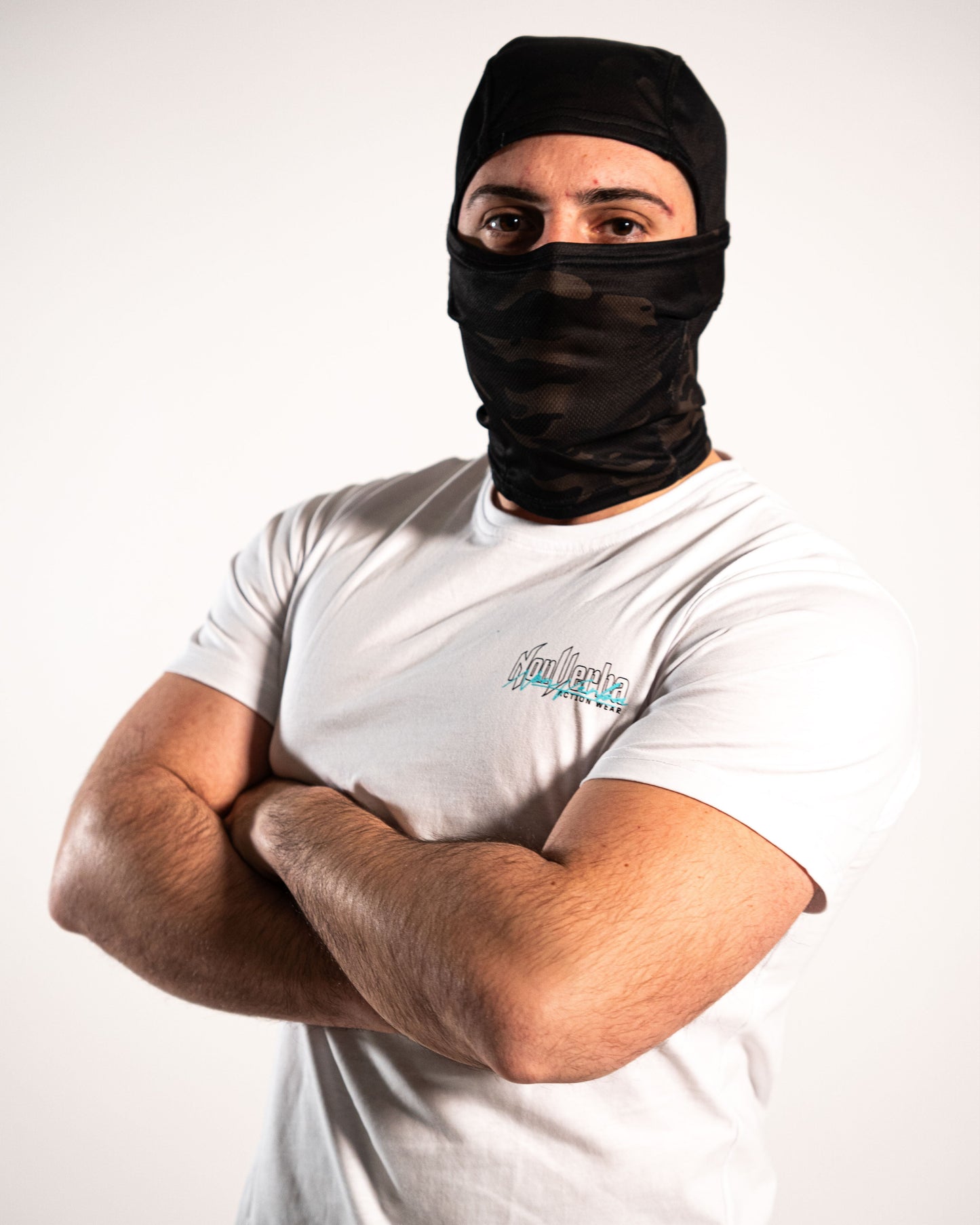 Modelo con una camiseta de NonVerba blanca posando con un pasamontañas puesto.