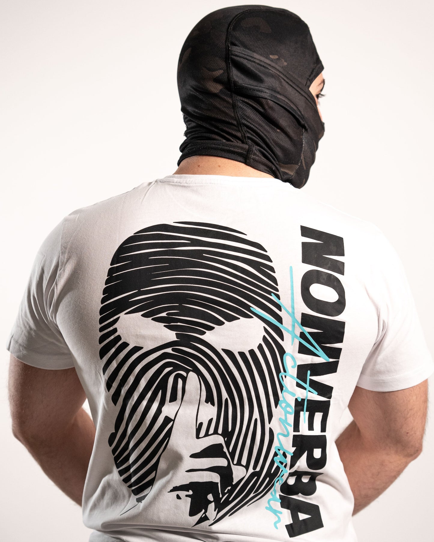 Modelo con la camiseta blanca de NonVerba posando de espaldas donde se puede ver el diseño de la camiseta.