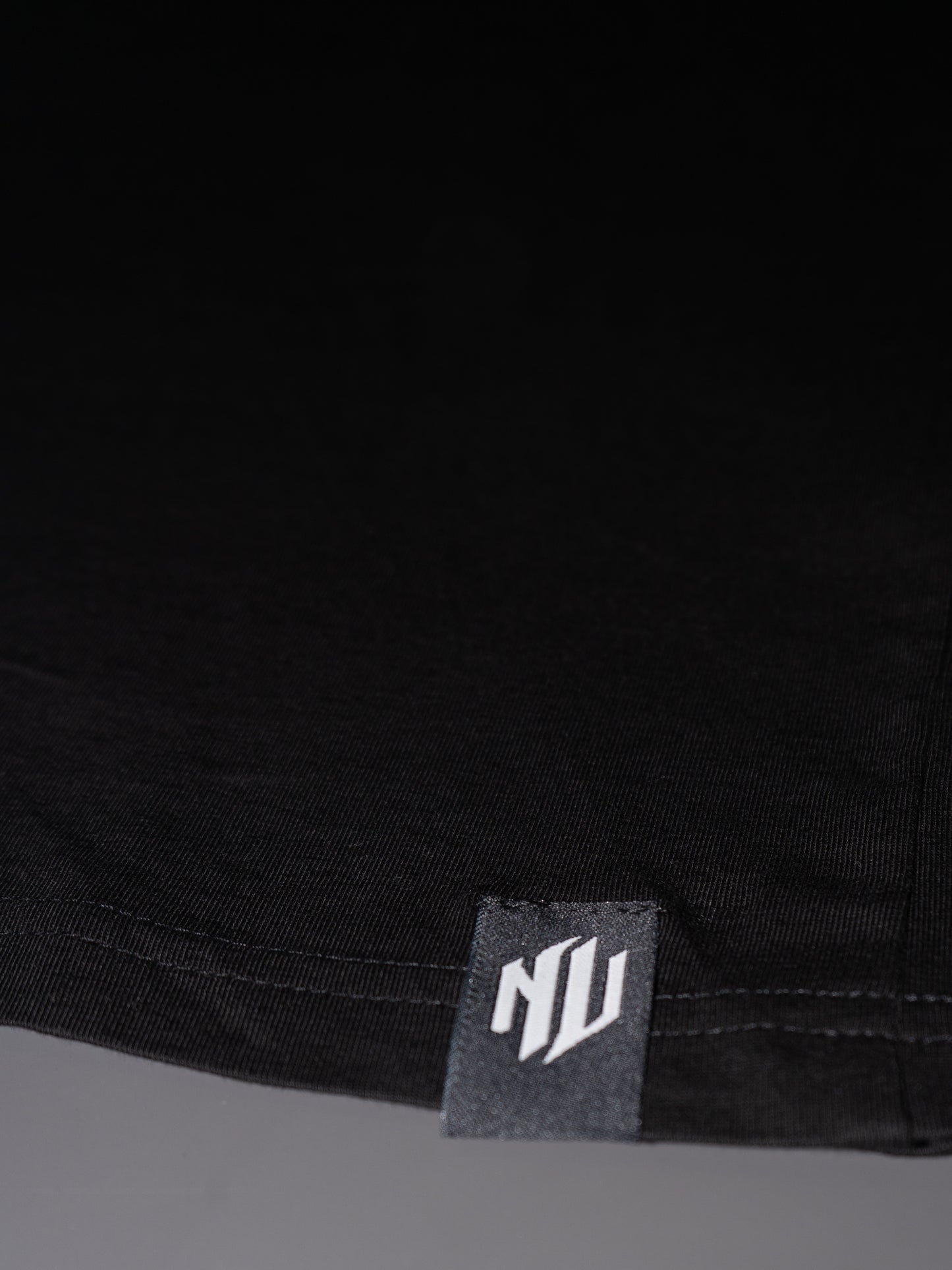 CAMISETA "INSIGNIA" NEGRA