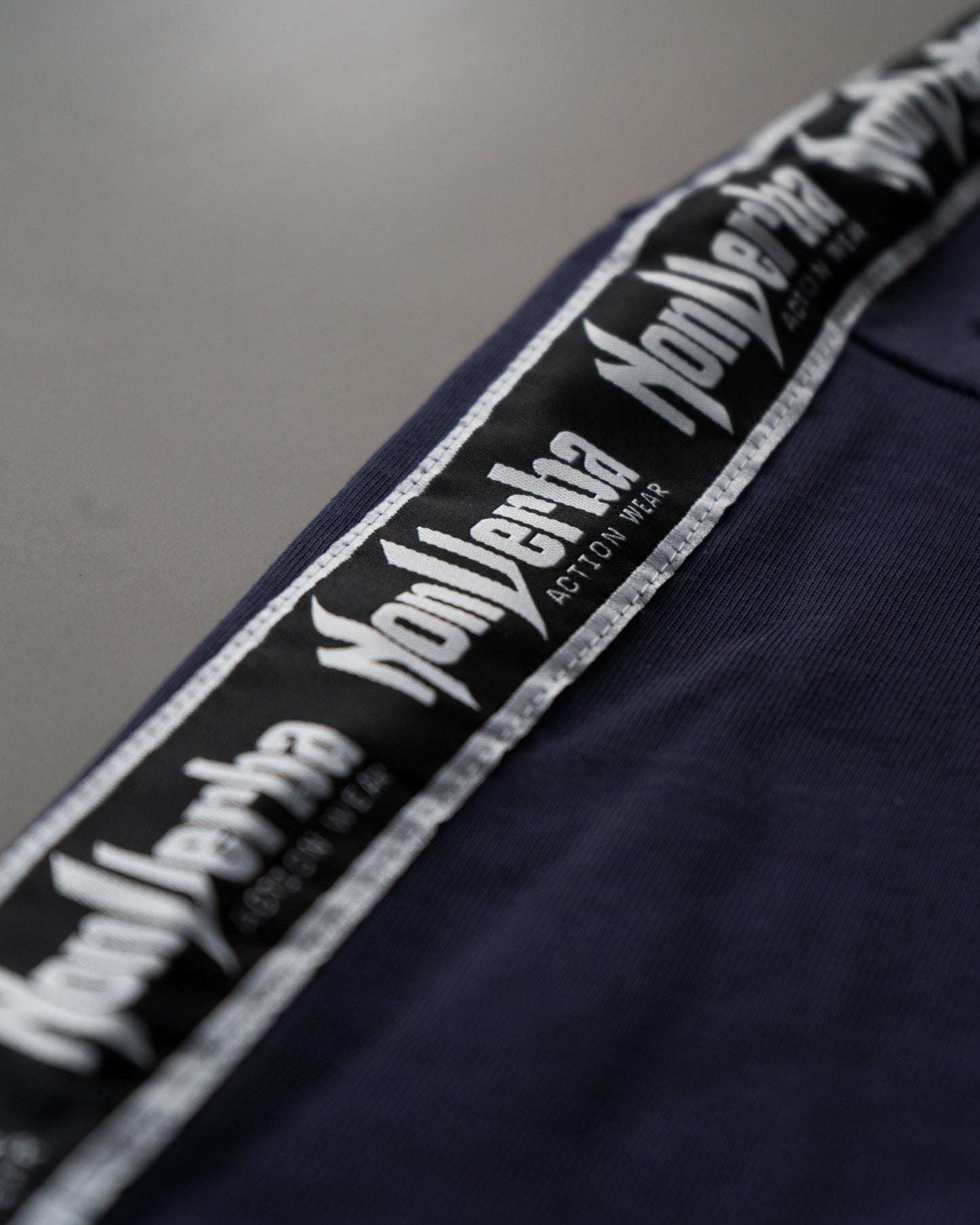 Imagen de la manga de la camiseta NonVerba azul con el bordado.