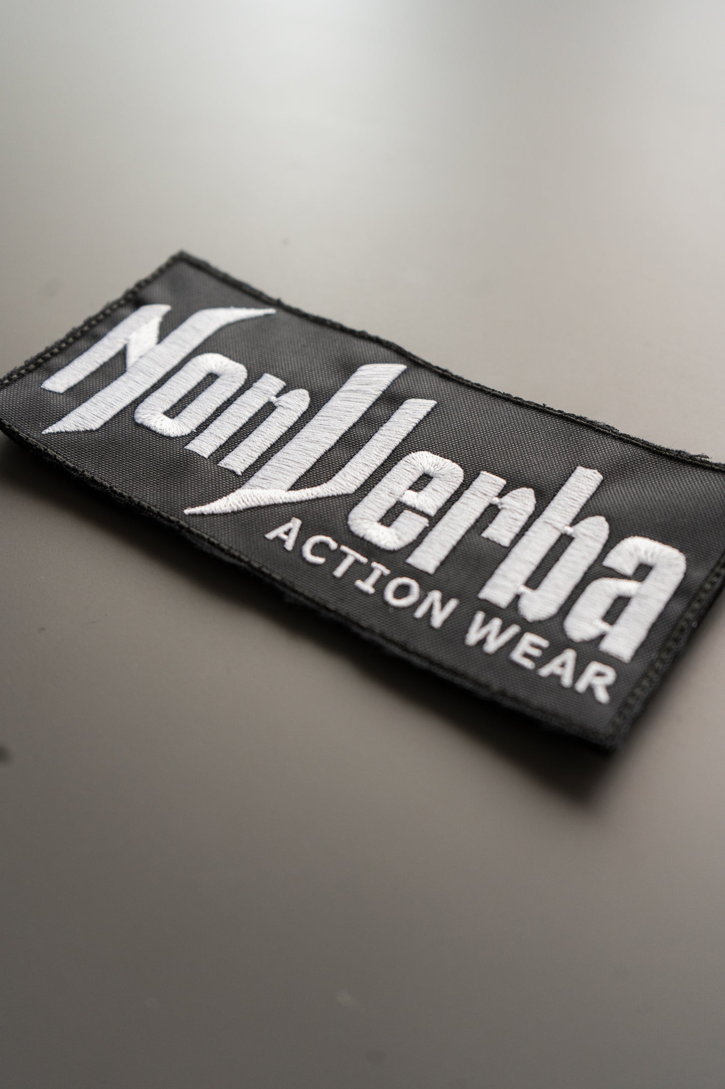 Parche de NonVerba Action Wear situado sobre una mesa.