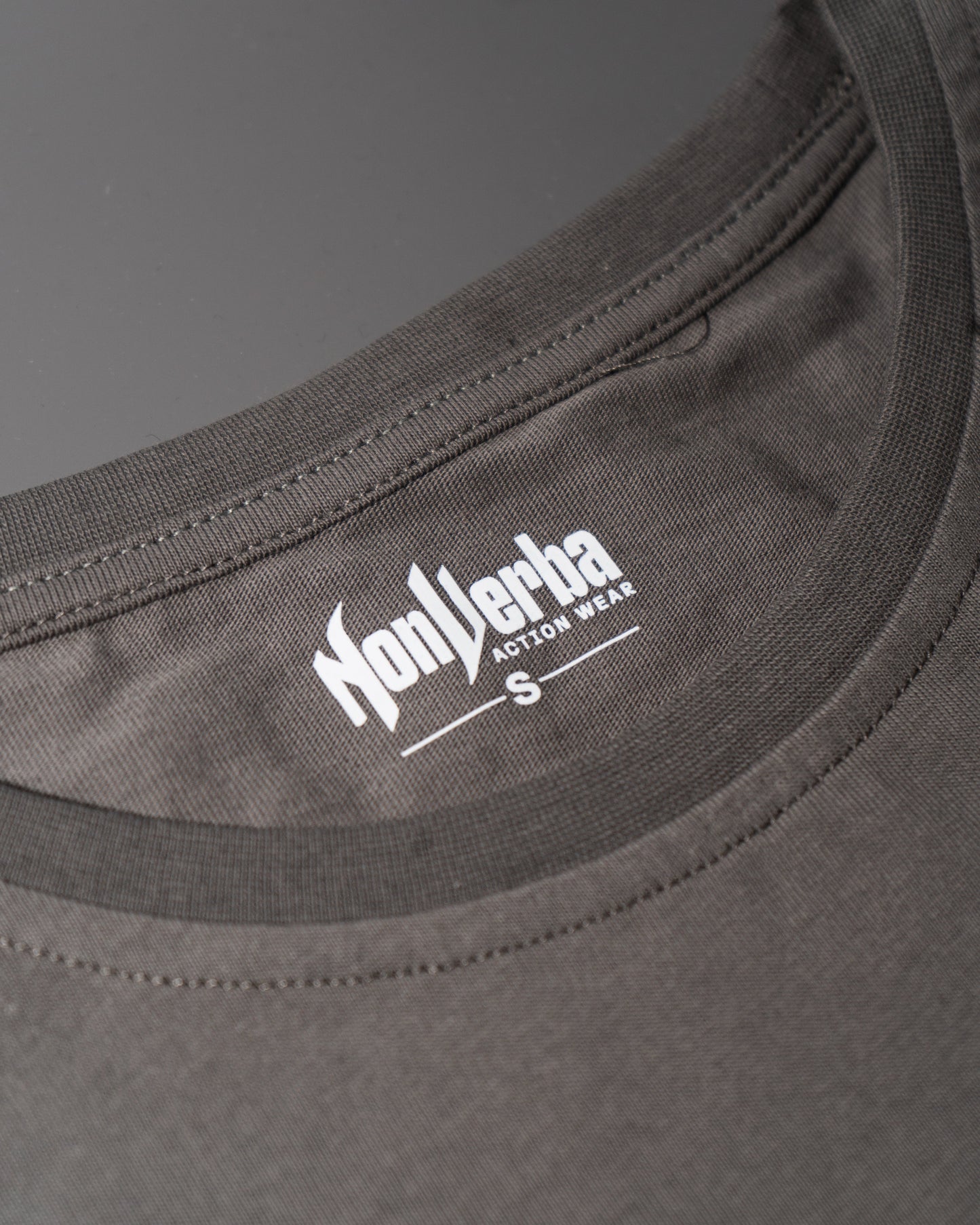 Etiqueta de la parte interior del cuello de la camiseta gris.