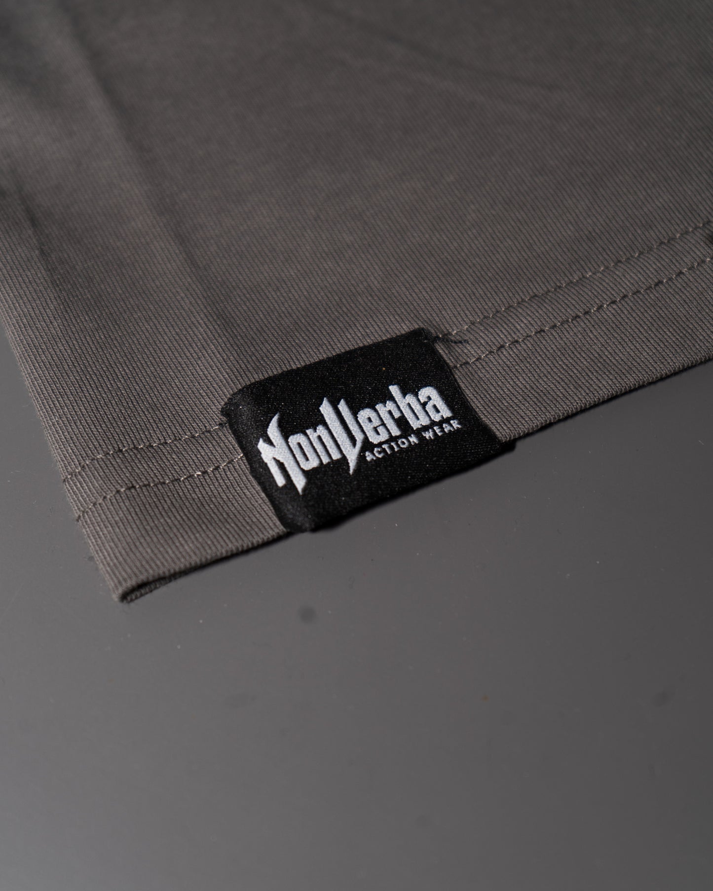 Etiqueta de la parte inferior de la camiseta gris.