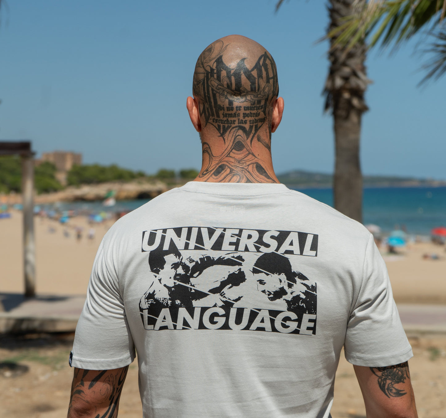 CAMISETA "INTERNATIONAL LANGUAGE" GRIS CLARO