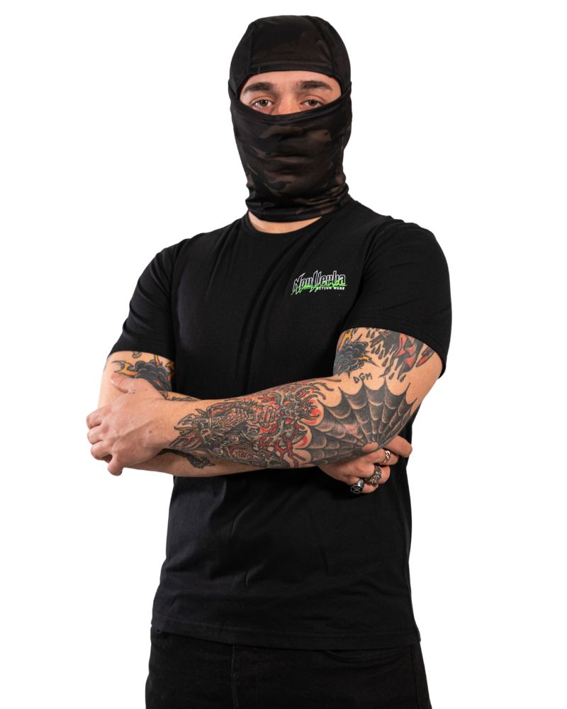 Modelo frontal con camiste negra de NonVerba de manga corta.