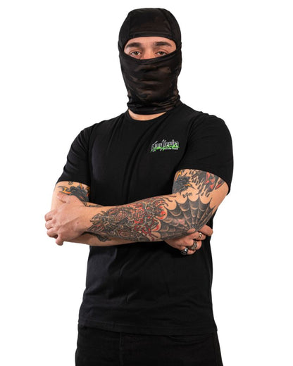 Modelo frontal con camiste negra de NonVerba de manga corta.