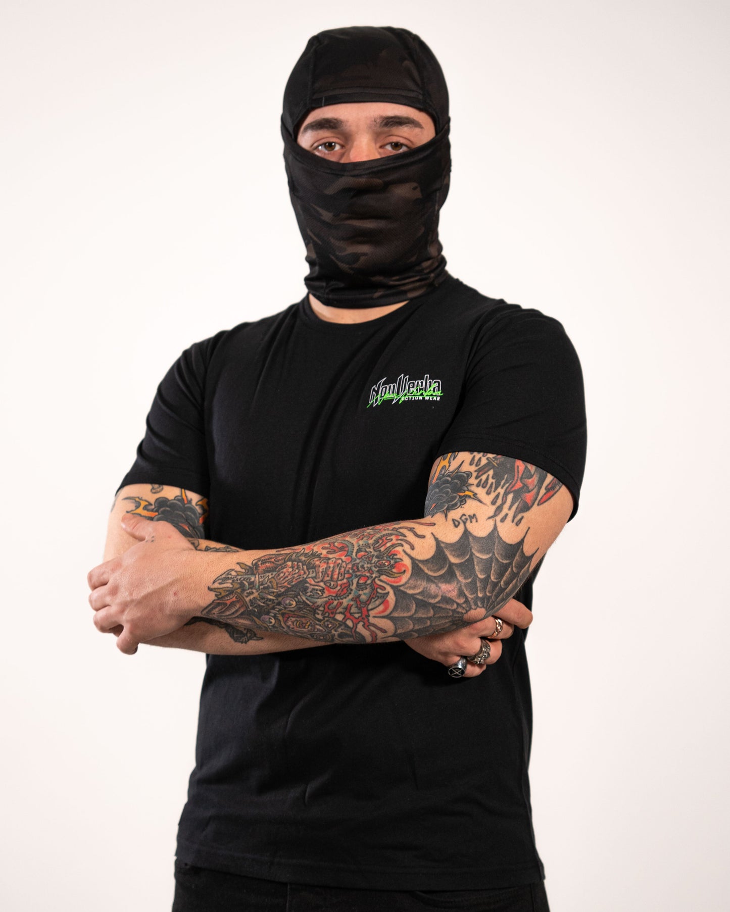 Modelo frontal con camiste negra de NonVerba de manga corta.