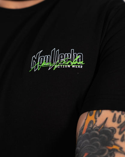 Logotipo de la marca NonVerba sobre una camiseta negra de manga corta.
