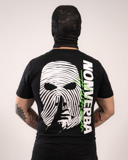 Modelo con una camiseta negra de manga corta de NonVera donde se ve la parte trasera de la camiseta.