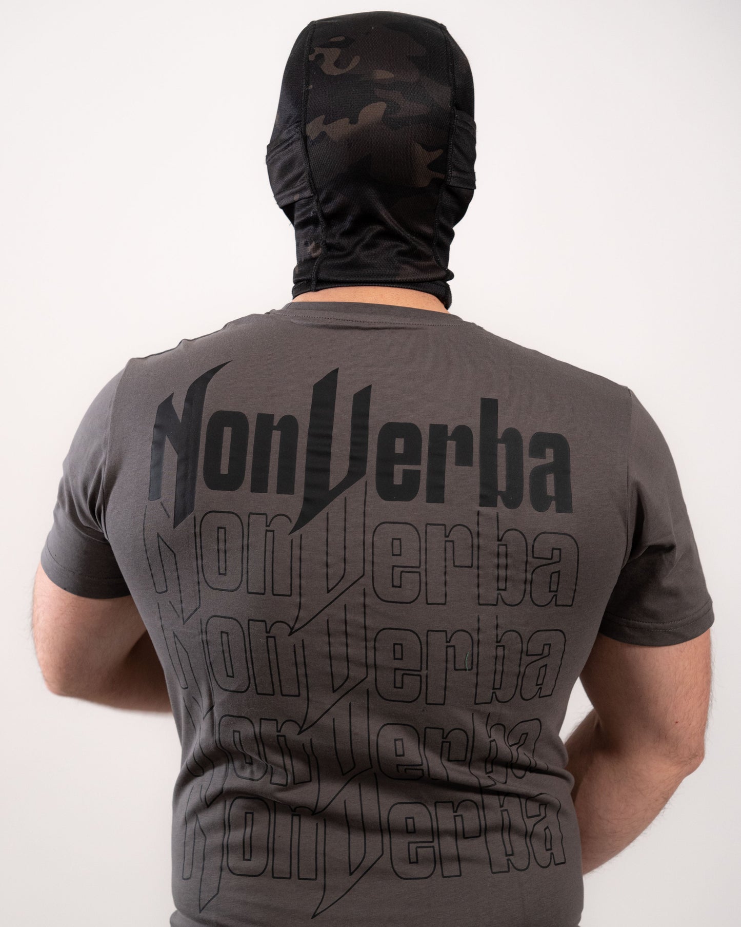 Modelo con la camiseta gris de NonVerba donde se ve la parte trasera.