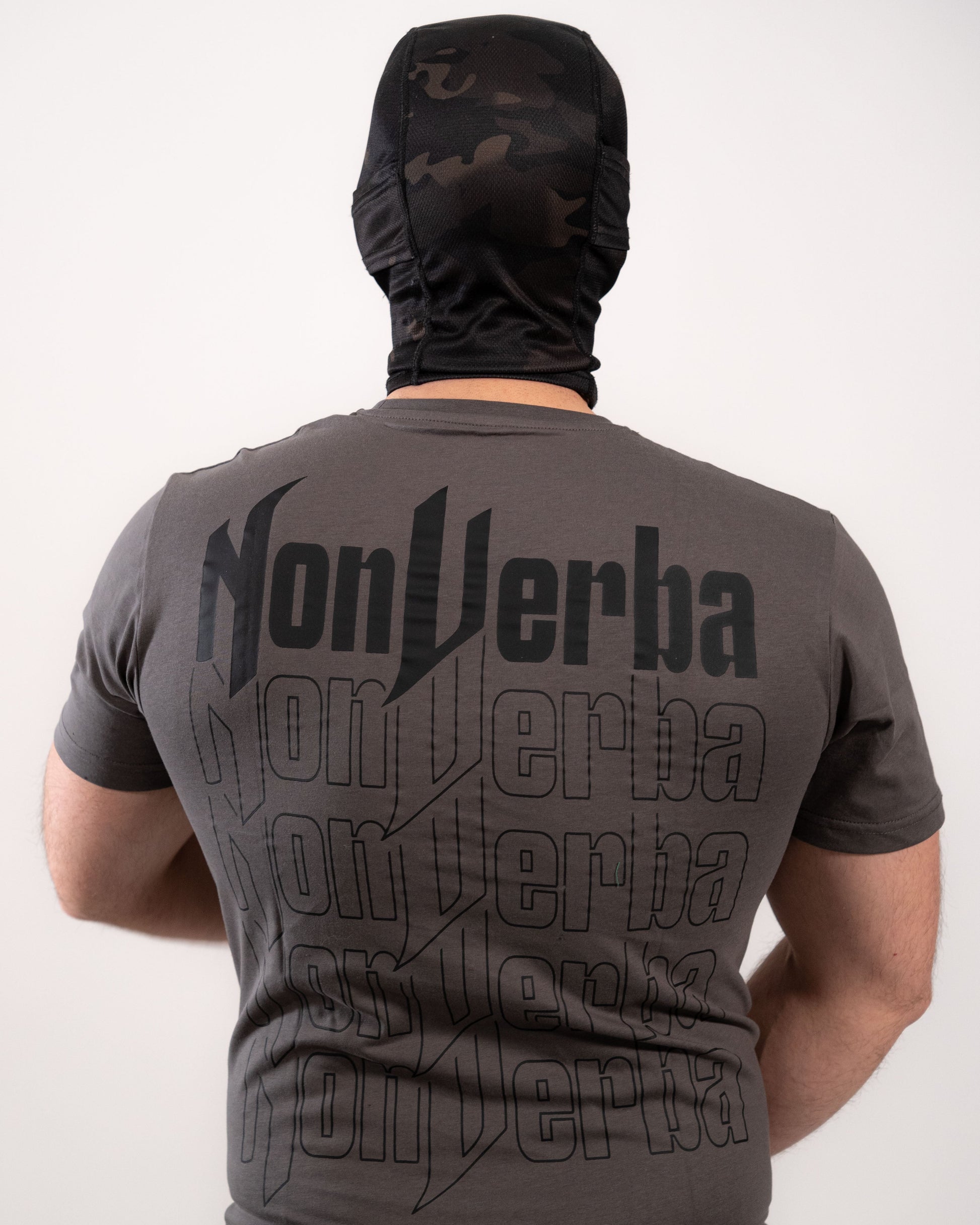 Modelo con la camiseta gris de NonVerba donde se ve la parte trasera.