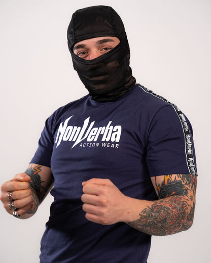 Modelo con una camiseta azul de NonVerba con un borado en la manga y el logo en el pecho.