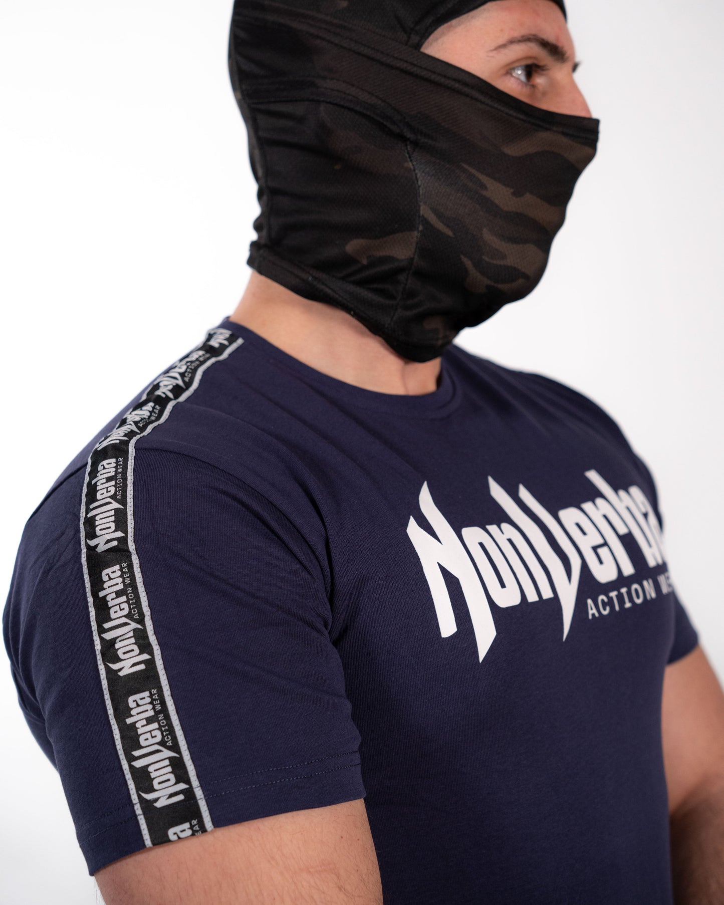 Modelo de lado, monstrado la manga de la camiseta azul de NonVerba.
