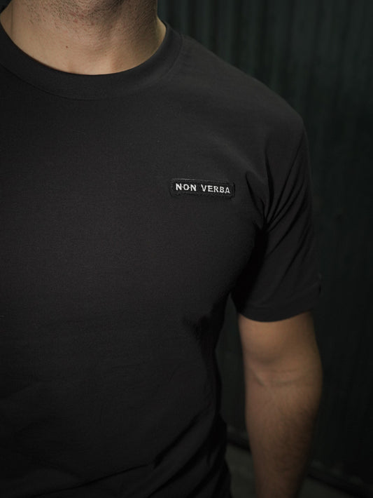 CAMISETA "INSIGNIA" NEGRA