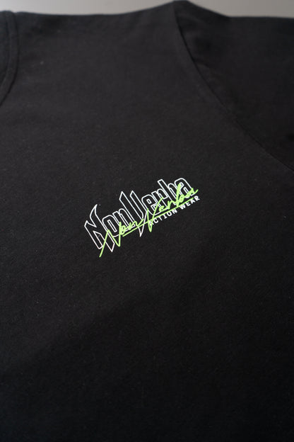 Logotipo de NonVeba situado en la parte superior izquierda del pecho de la camiseta negra de NonVerba.