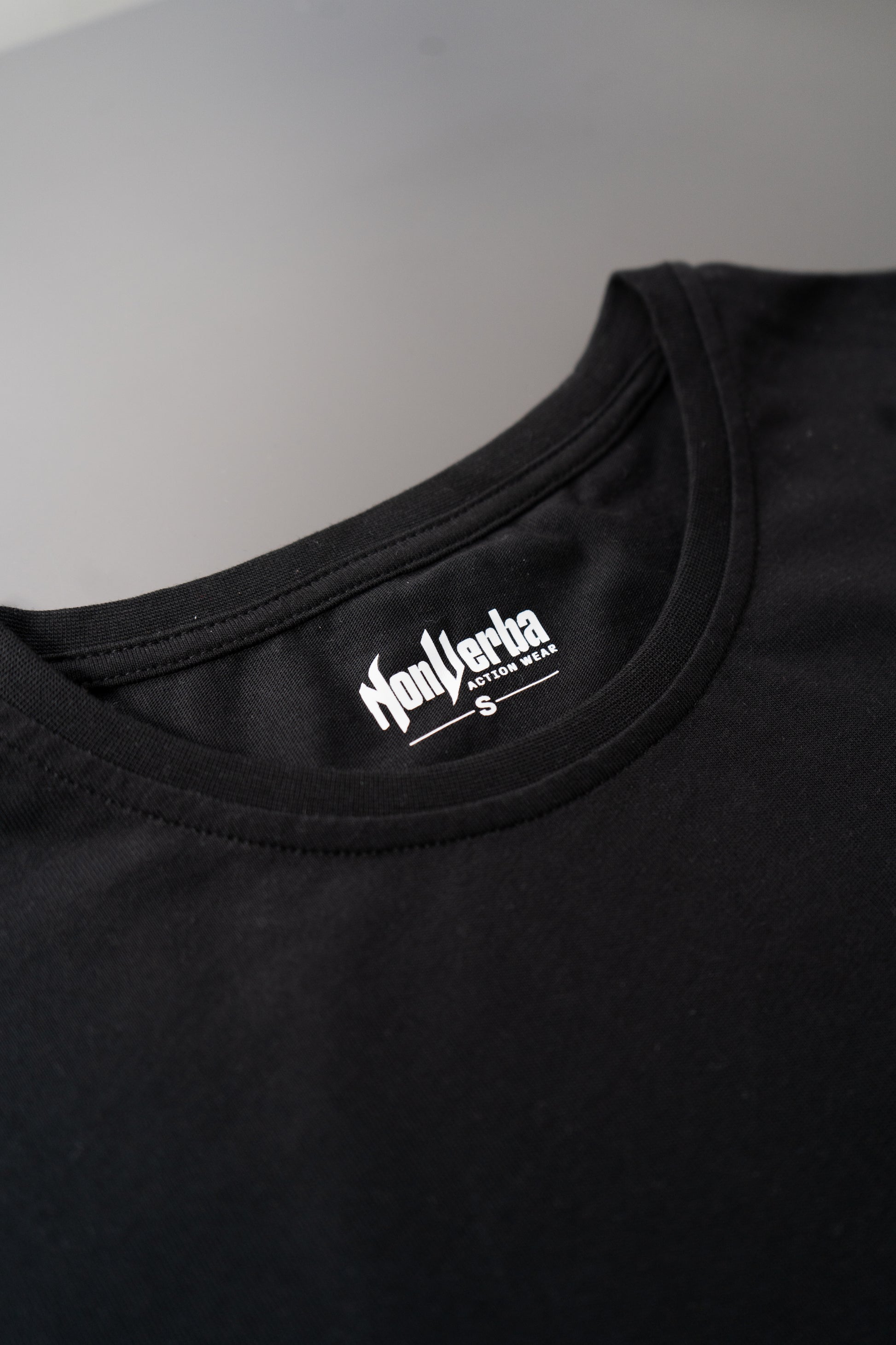 Imagen de la parte trasera del cuello de la camiseta negra de NonVerba.