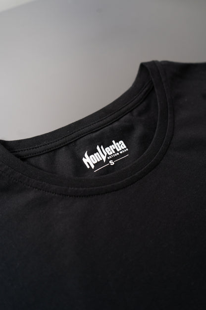 Imagen de la parte trasera del cuello de la camiseta negra de NonVerba.