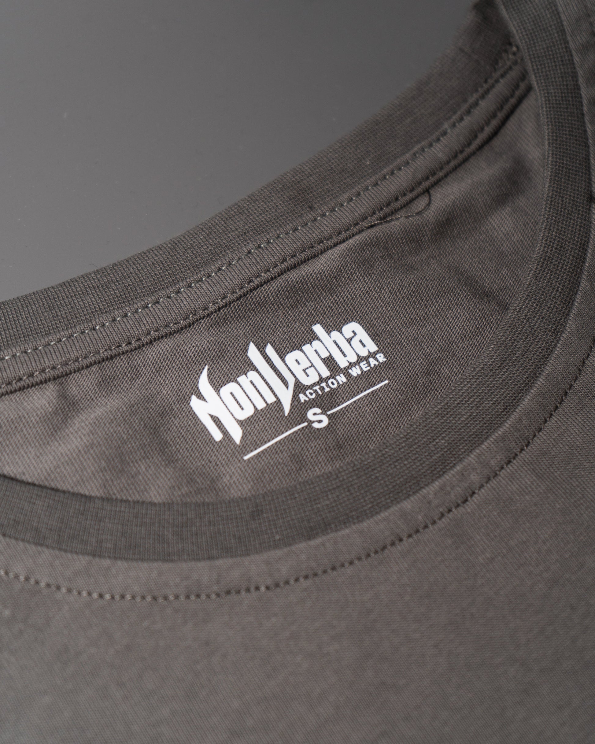 Etiqueta de la parte interior del cuello de la camiseta gris.