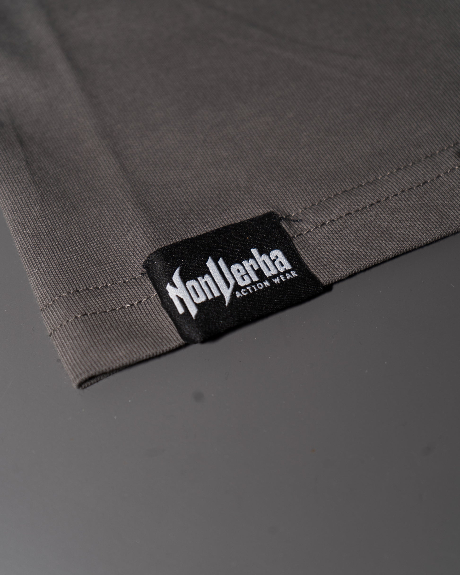Etiqueta de la parte inferior de la camiseta gris.