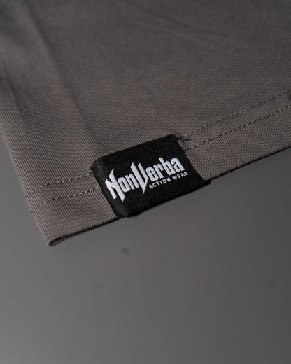 Etiqueta de la parte inferior de la camiseta gris.
