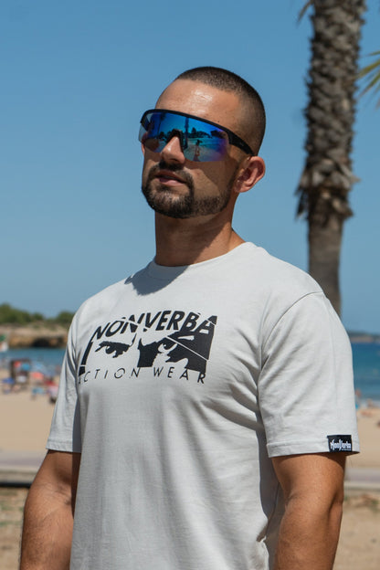 CAMISETA "INTERNATIONAL LANGUAGE" GRIS CLARO