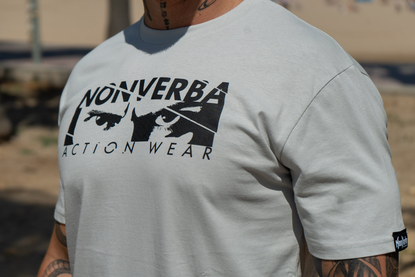 CAMISETA "INTERNATIONAL LANGUAGE" GRIS CLARO