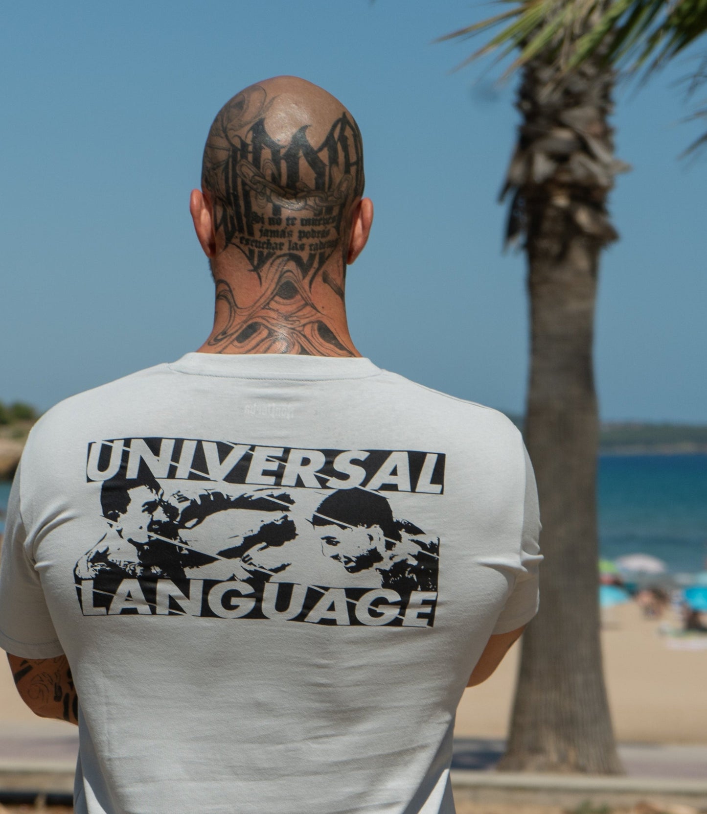 CAMISETA "INTERNATIONAL LANGUAGE" GRIS CLARO