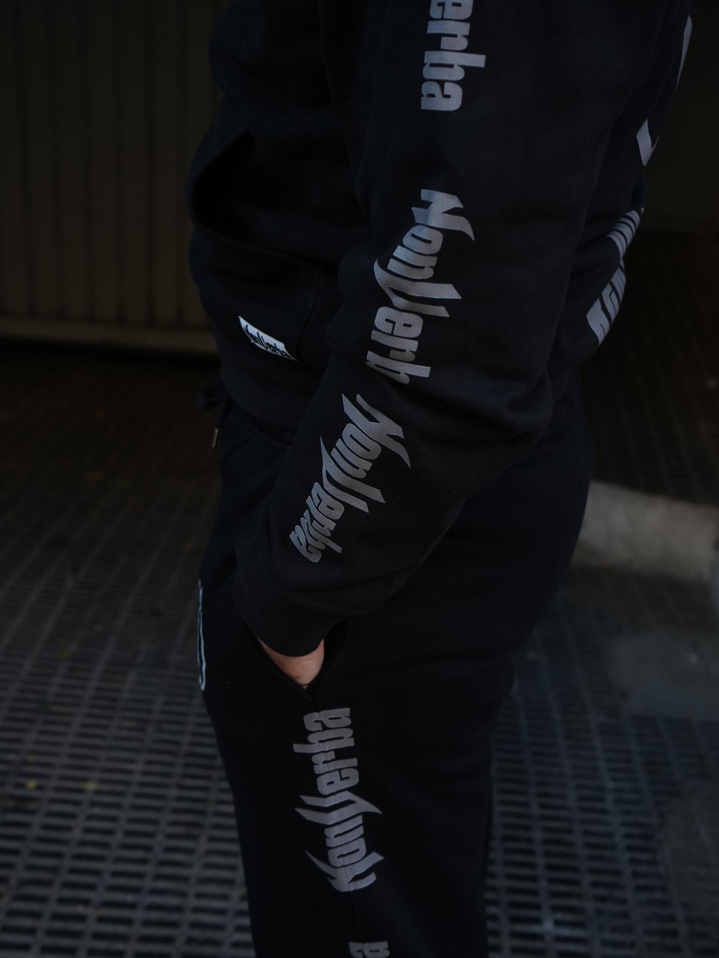 SUDADERA "STILLNESS" NEGRA