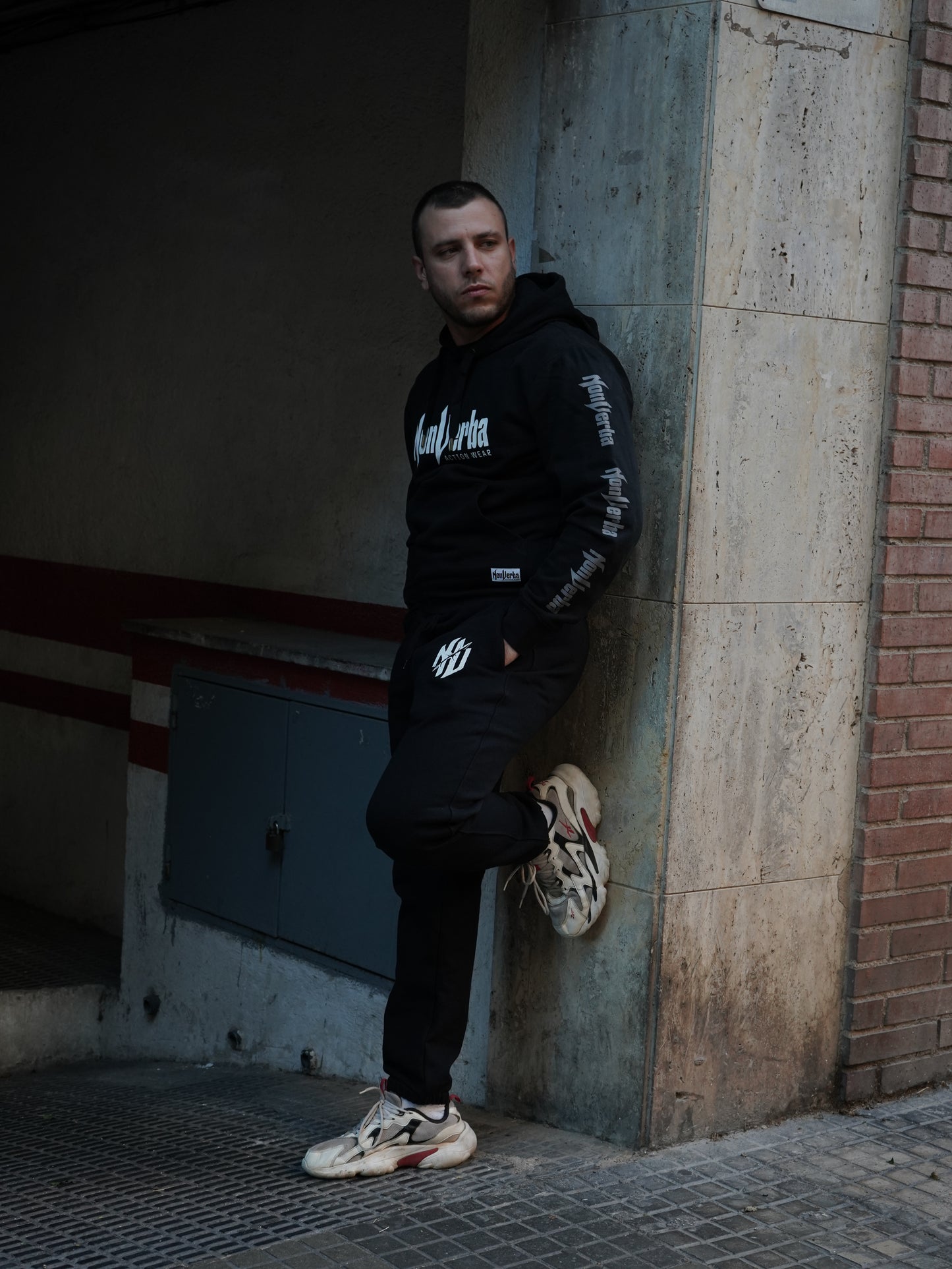 SUDADERA "STILLNESS" NEGRA