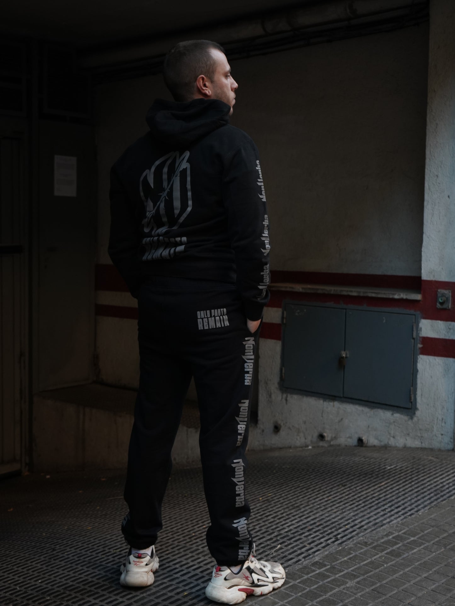 SUDADERA "STILLNESS" NEGRA